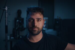 Ritratto di Federico Coletta, direttore della fotografia, in uno studio con attrezzatura video