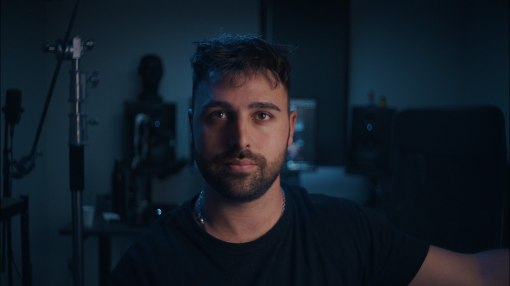 Ritratto di Federico Coletta, direttore della fotografia, in uno studio con attrezzatura video